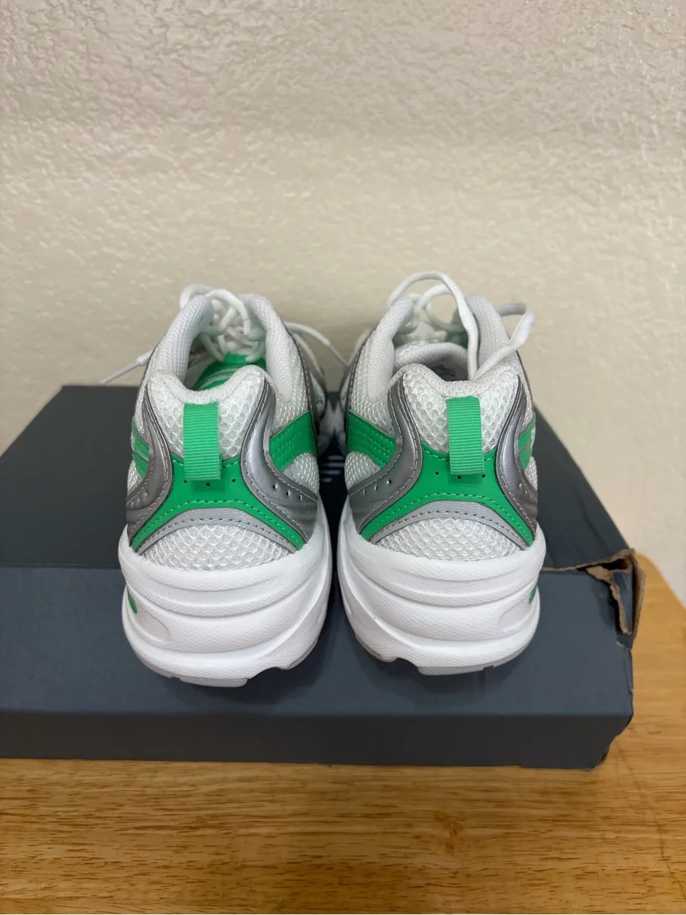 New Balance 530 Unisex Silver and Green Sneakers 530APL Men 6 Women 7.5